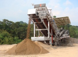 凯发k8国际首页矿机发往四川绵阳PL立式冲击破碎机发货现场