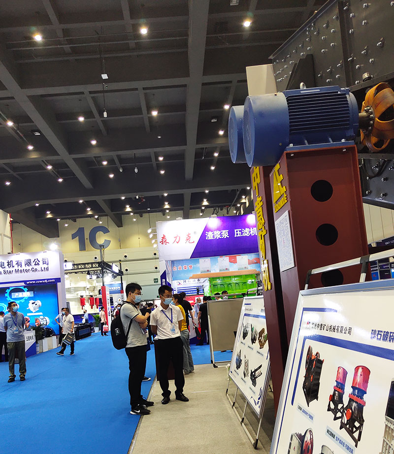 凯发k8国际首页销售人员为参展者介绍工作产品