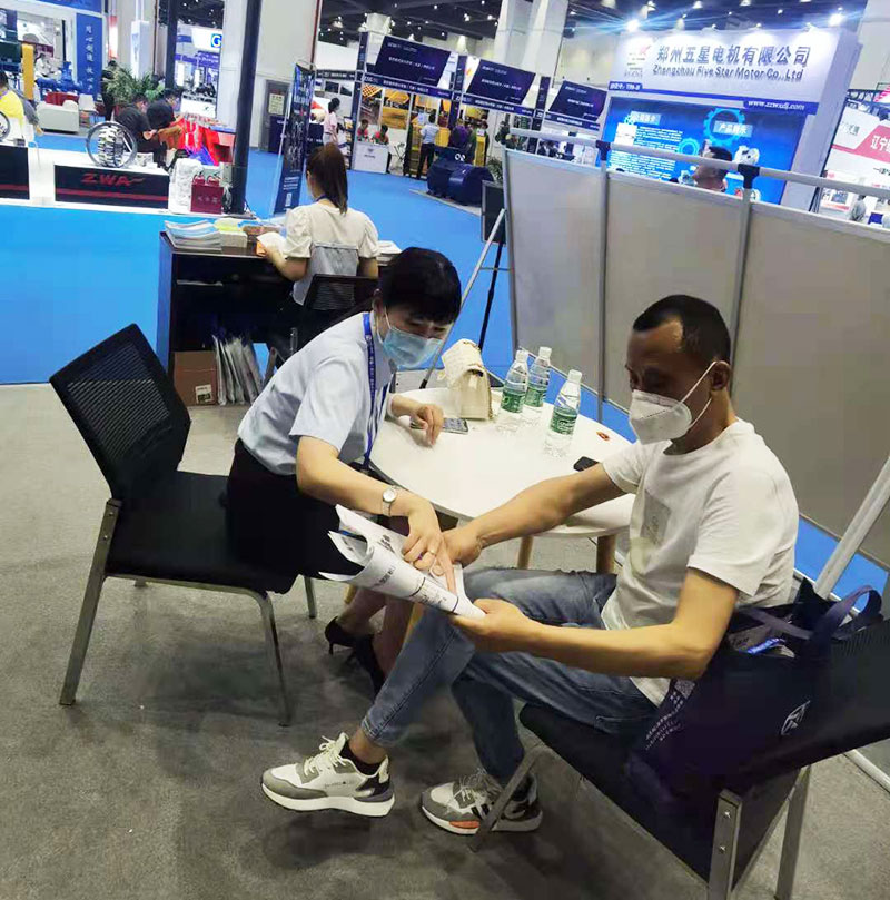 凯发k8国际首页工作人员为客户详细讲解公司设备