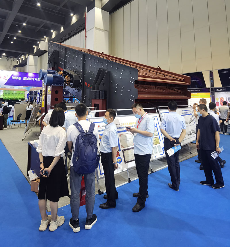 凯发k8国际首页销售人员为参展者耐心讲解