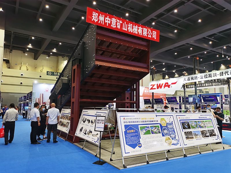 凯发k8国际首页工作人员向客户介绍公司产品