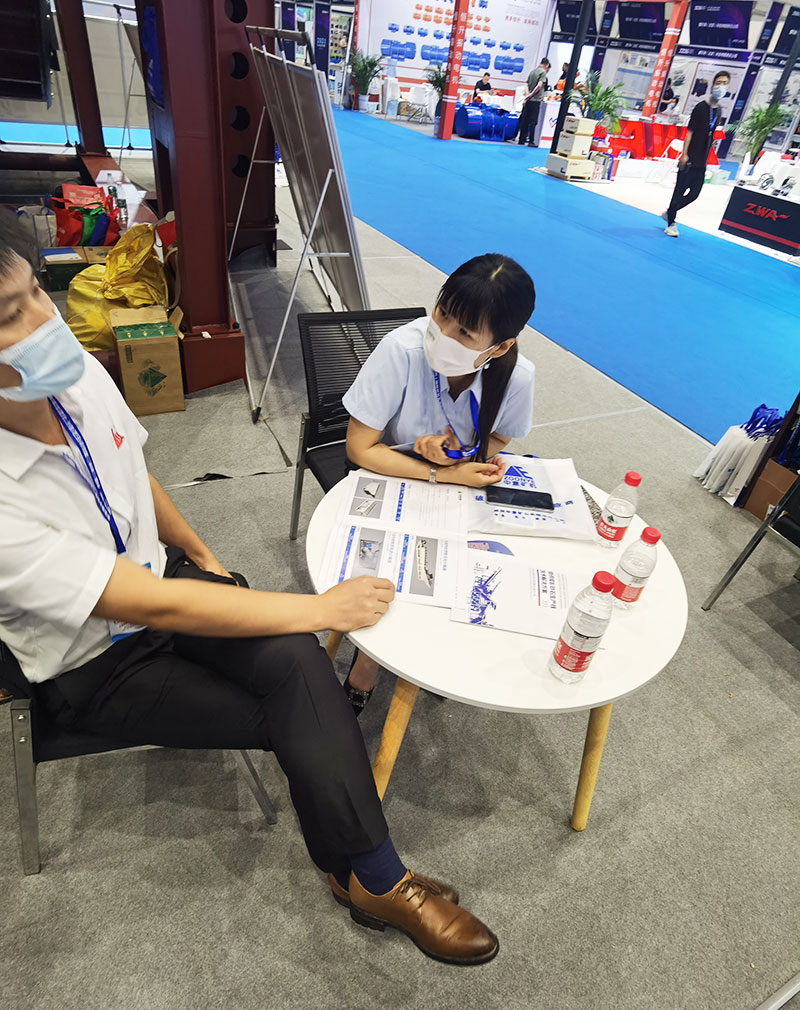 凯发k8国际首页工作人员向宾客耐心讲解公司产品