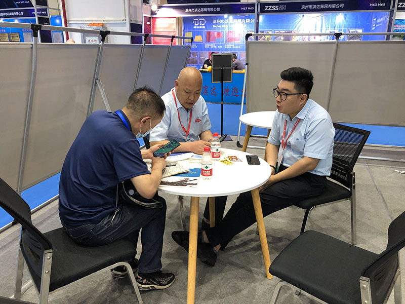 凯发k8国际首页业务人员为客户接解惑答疑