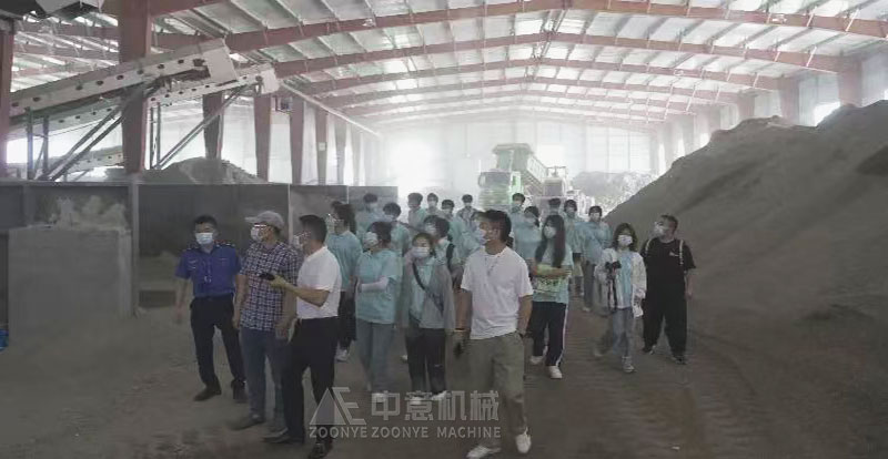 装修垃圾处置中心工作人员向温州大学建筑工程学院实践队同学们介绍垃圾处理生产线 装修垃圾处置中心工作人员向温州大学建筑工程学院实践队同学们介绍垃圾处理生产线