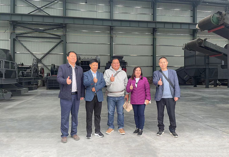 总经理与客户合影留念 总经理与客户合影留念