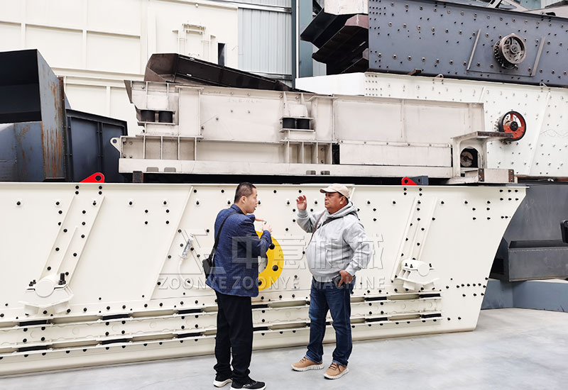 外贸部经理给客户详细讲解设备 外贸部经理给客户详细讲解设备