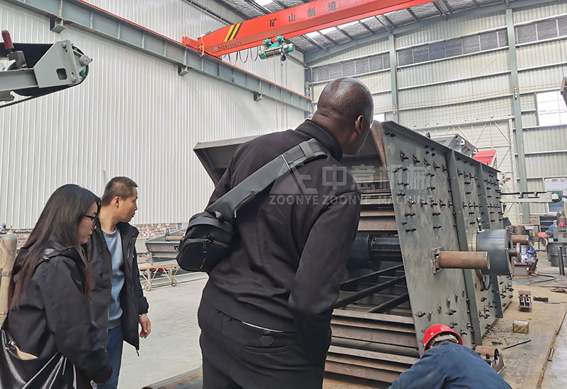 观摩工人生产制作 观摩工人生产制作