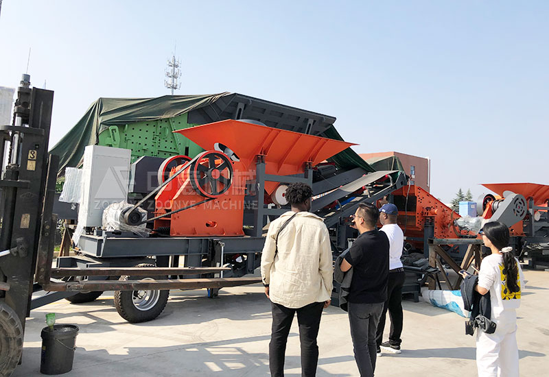 技术经理为客户讲解设备.jpg 技术经理为客户讲解设备