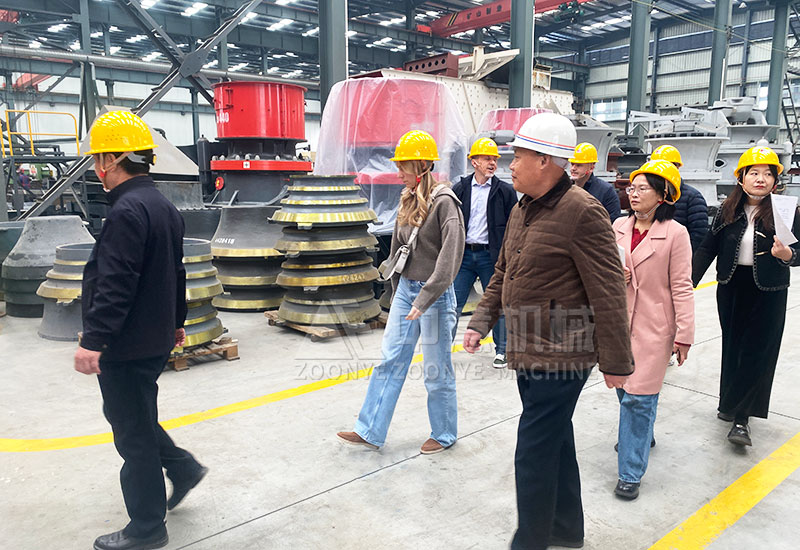 刘经理带领客户参观车间.jpg 刘经理带领客户参观车间