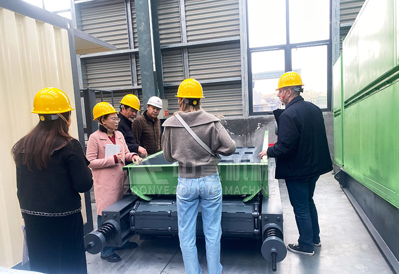 技术经理为客户讲解设备.jpg 技术经理为客户讲解设备