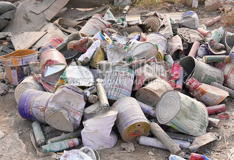 分拣出的油漆桶、不锈钢等金属类材质 分拣出的油漆桶、不锈钢等金属类材质