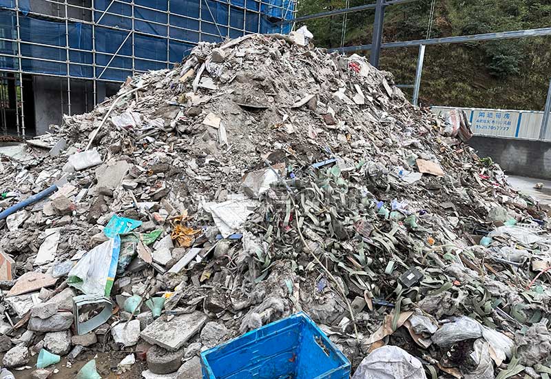 堆积成山的装修垃圾 堆积成山的装修垃圾