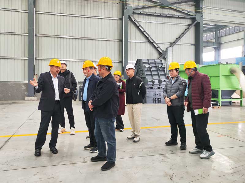 刘总带领全体参会人员参观公司的生产车间jpg 刘总带领全体参会人员参观公司的生产车间