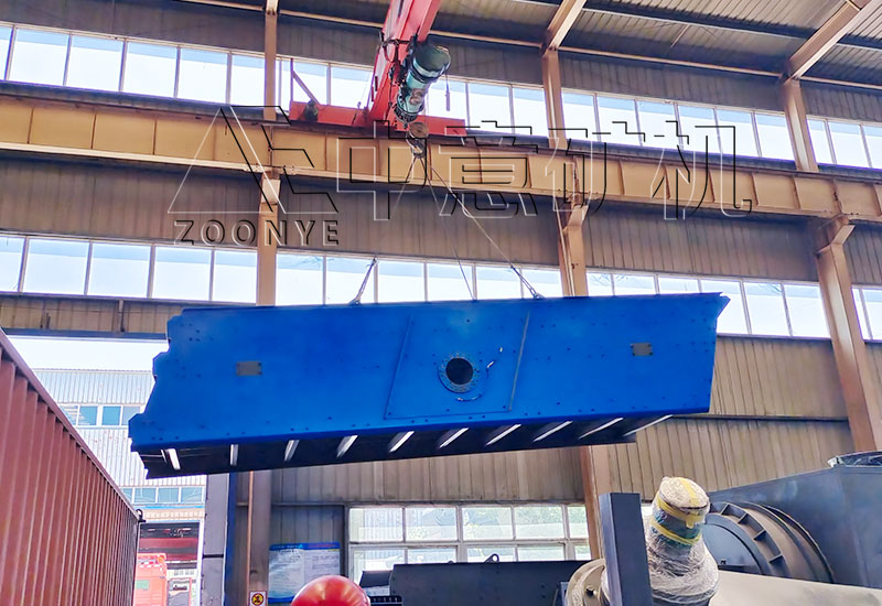 2022061504.jpg 振动筛正在吊往货车中