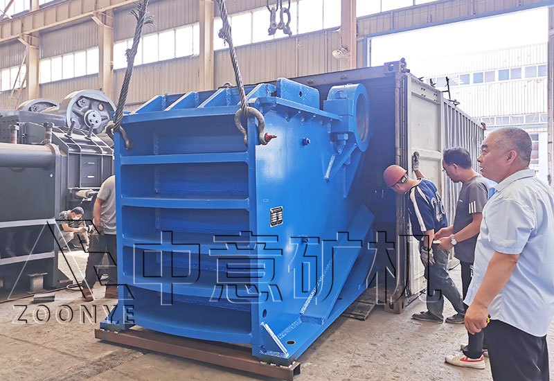 20220615019.jpg 颚式破碎机正在装车